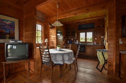 Essplatz mit Küches, blaues Blockhaus