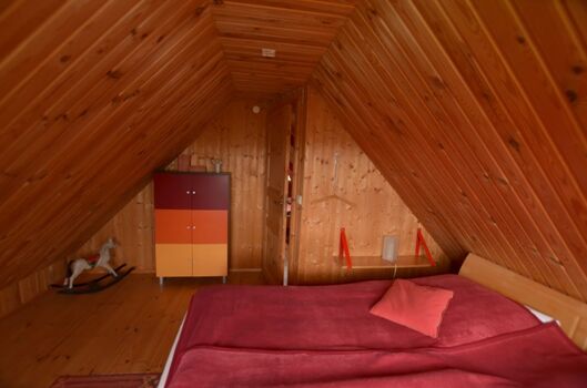 Schlafraum 2, rotes Blockhaus