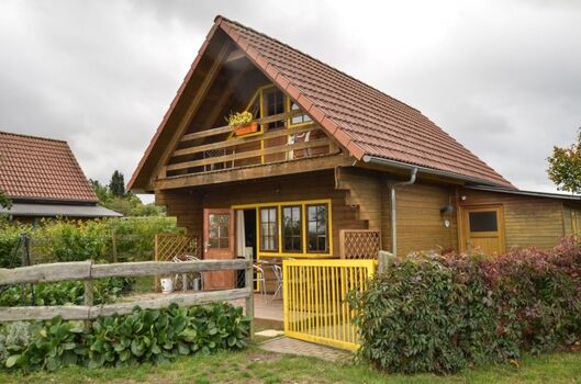 Außenansicht gelbes Blockhaus