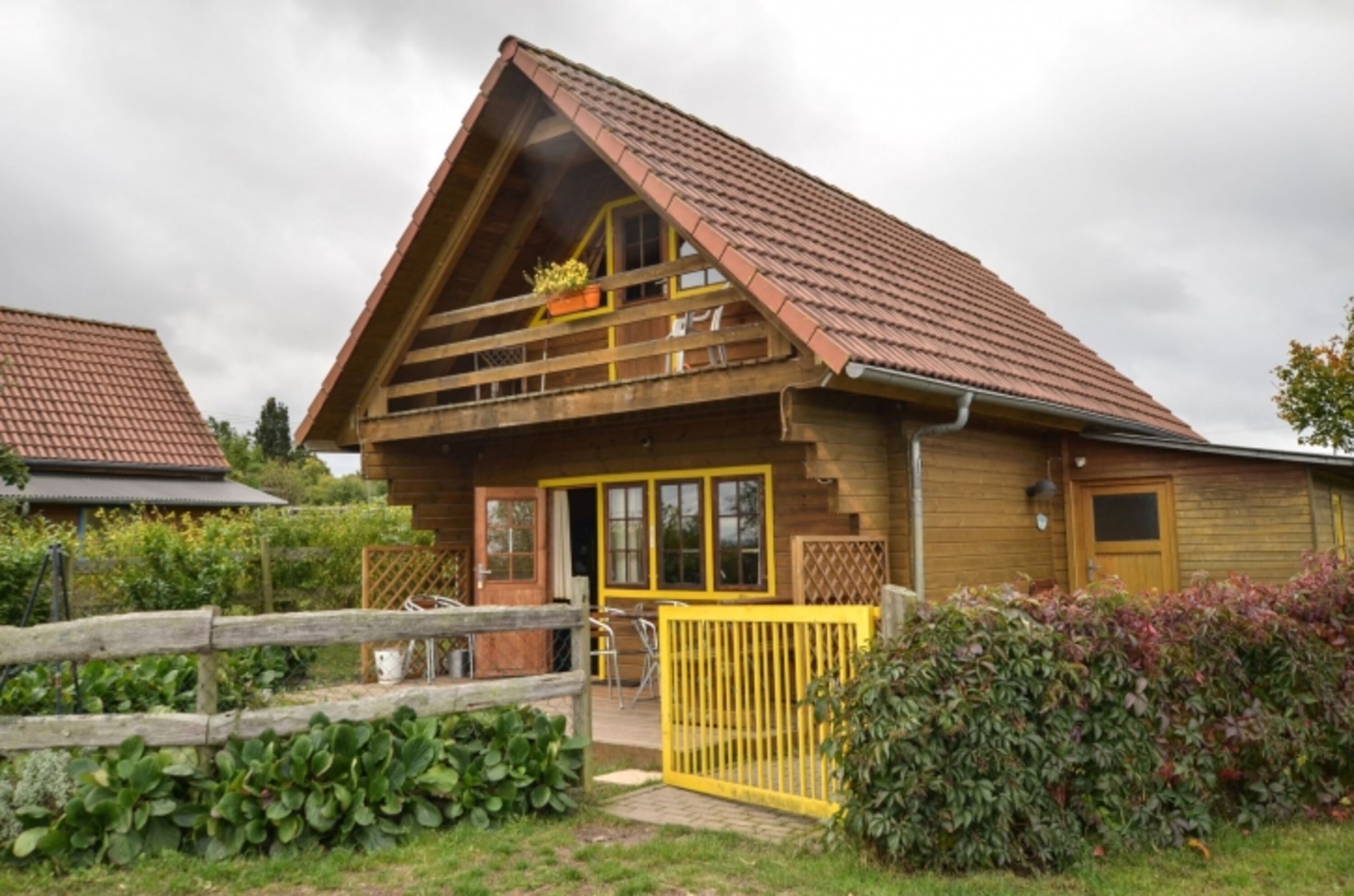 Außenansicht gelbes Blockhaus