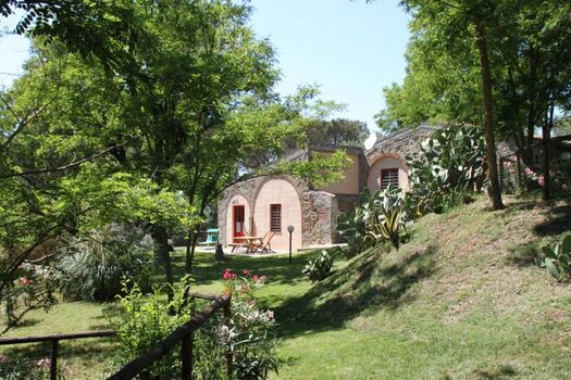 unsere Ferienhaus Villa Archi (bis 8 Pers)mit privat und eingezaeutner Garten