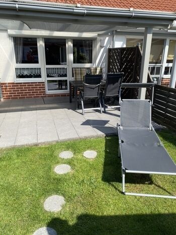 Überdachte Terrasse mit Sonnenliegen