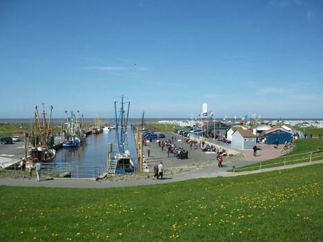 Blick auf die Hafenterrassen mit div. Essmöglichkeiten
