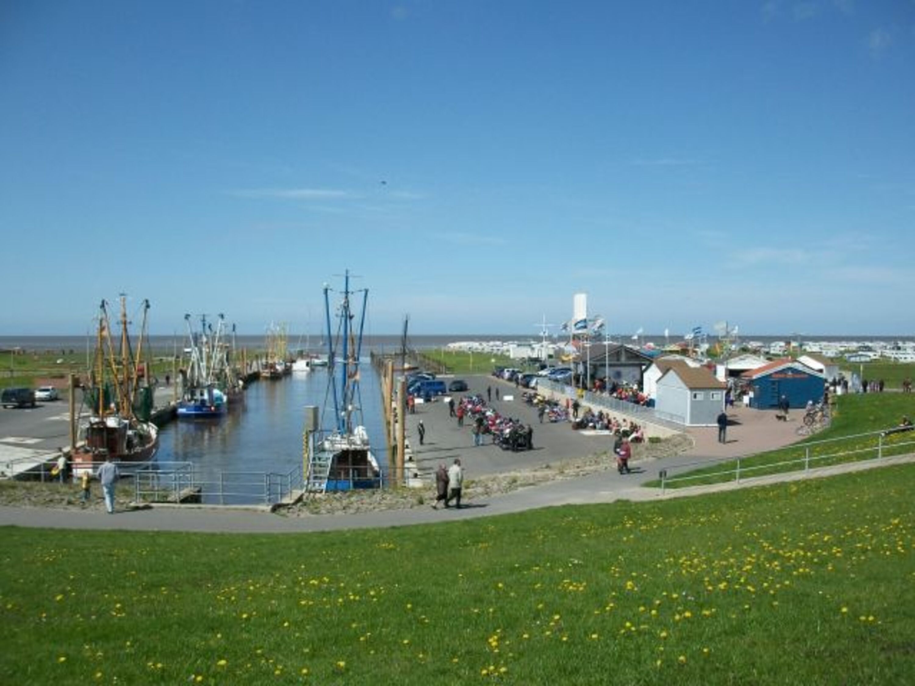 Blick auf die Hafenterrassen mit div. Essmöglichkeiten