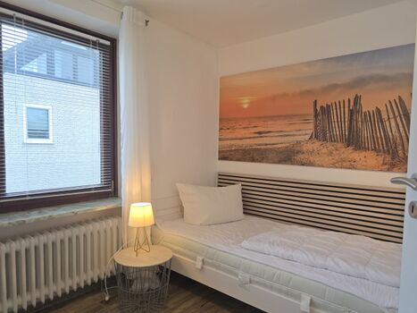 Schlafzimmer mit zwei Einzelbetten und TV