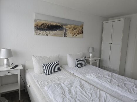 2. Schlafzimmer mit Doppelbett und TV