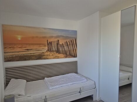 Schlafzimmer mit zwei Einzelbetten und TV