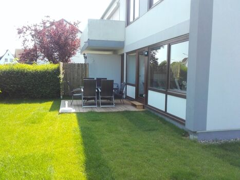 Garten mit Terrasse,  160 cm hoch eingezäunt