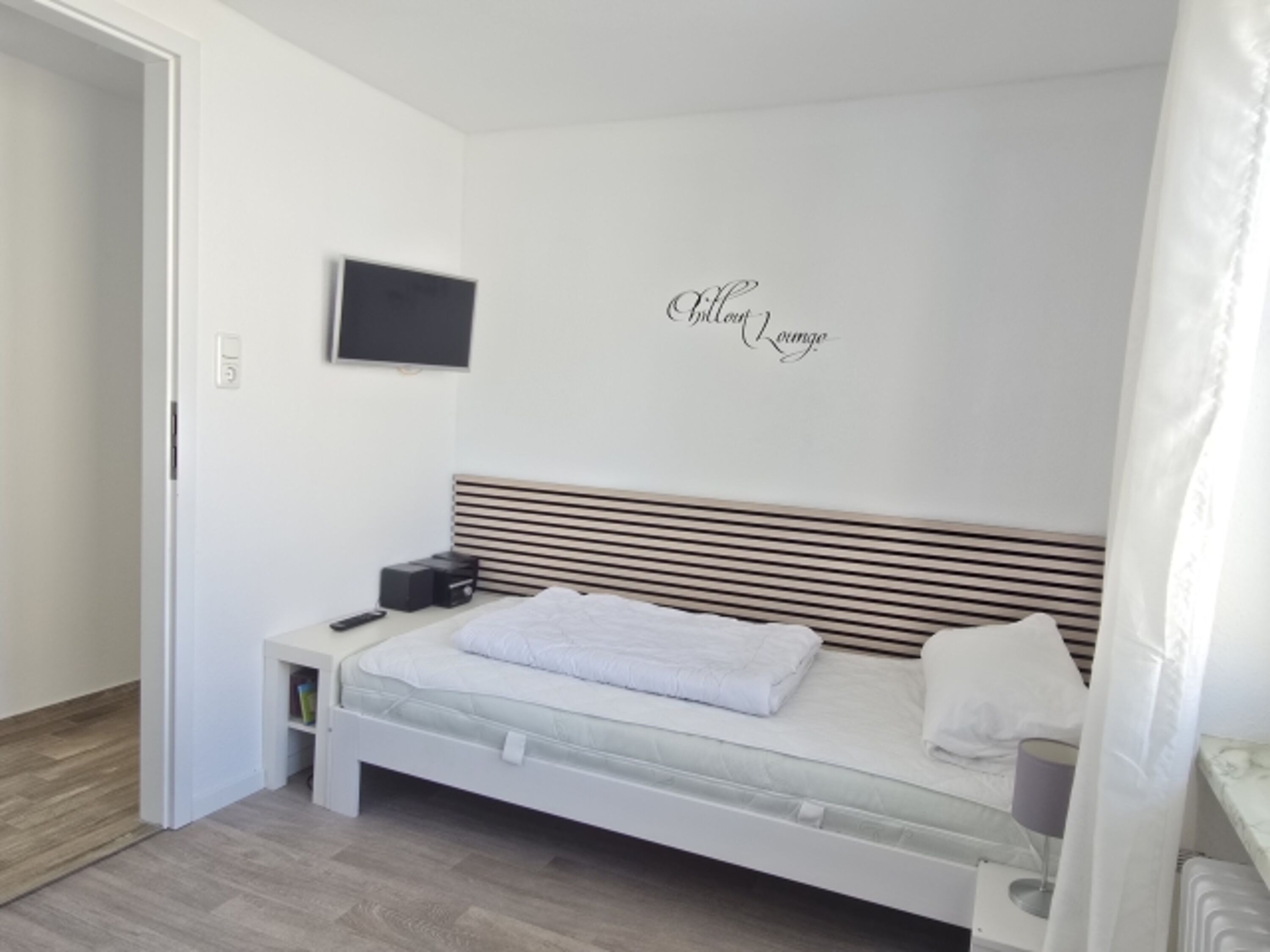 Schlafzimmer mit zwei Einzelbetten und TV