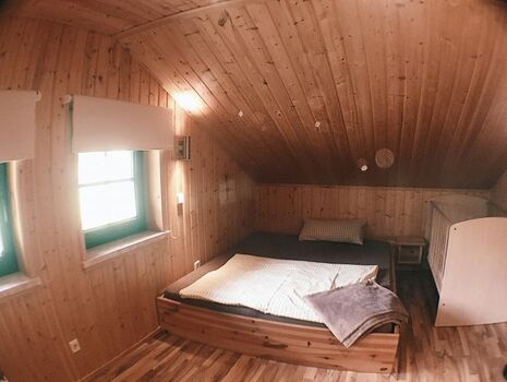 Dachkammer mit Gitterbettchen