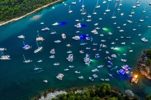 A Capela Konzert auf einen Fischerboot am Strand  Cap Kamenjak 