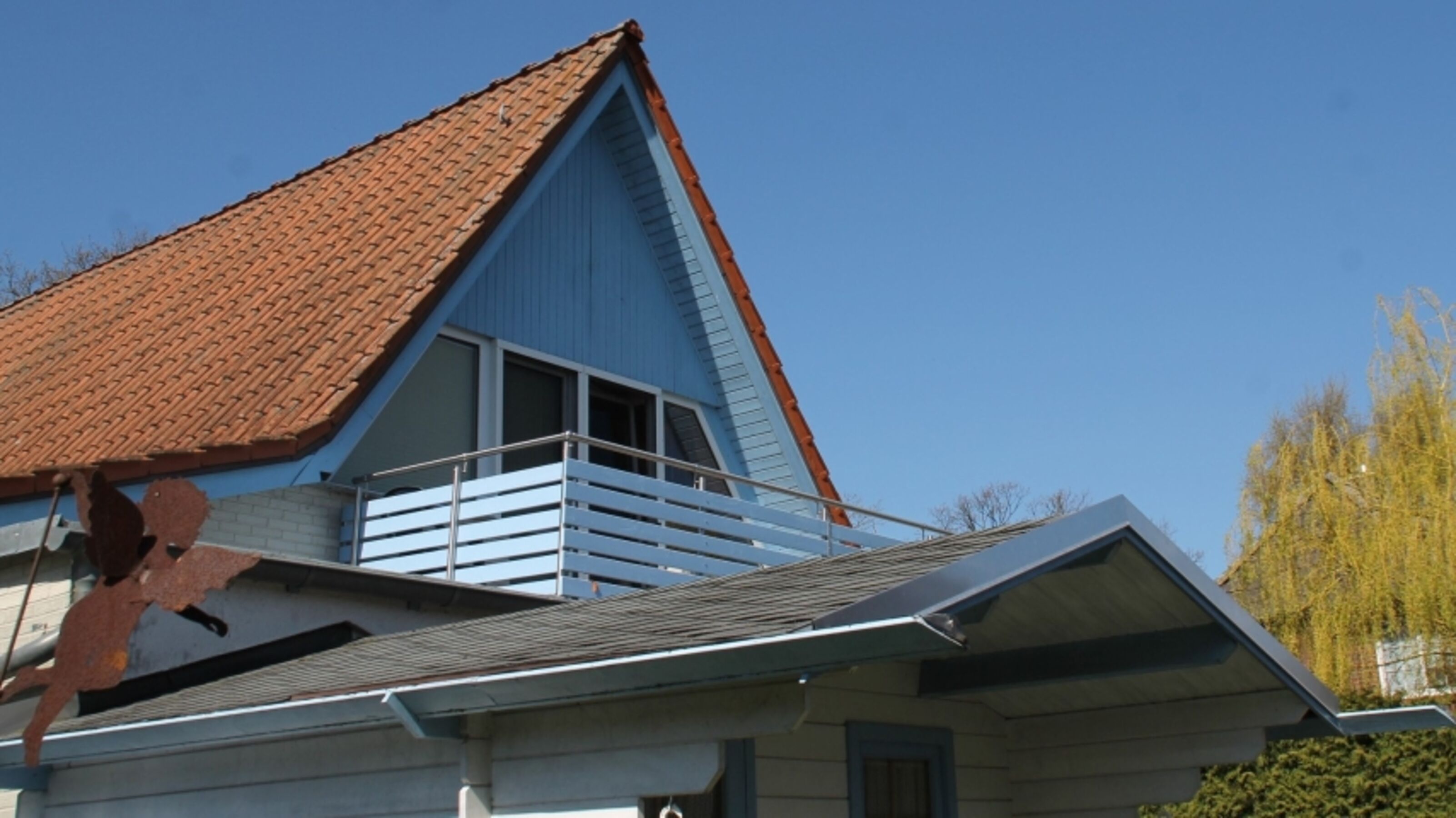 Rückseite Ferienhaus mit Balkon