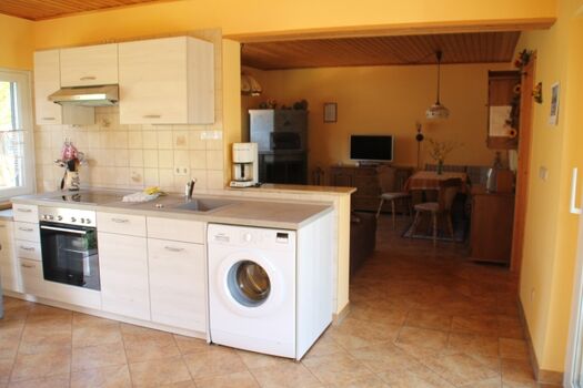 Offene Küche, voll ausgestattet, mit Blick ins Wohnzimmer