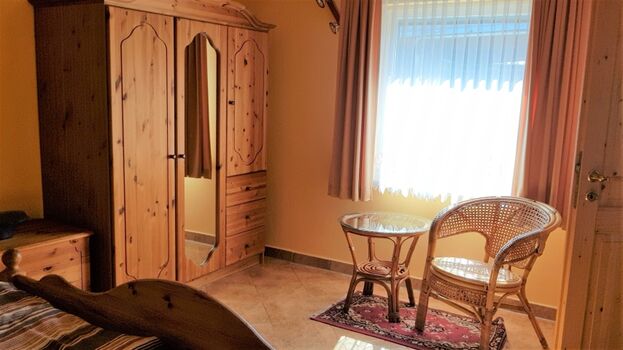 Schlafzimmer mit kleinem Sitzbereich