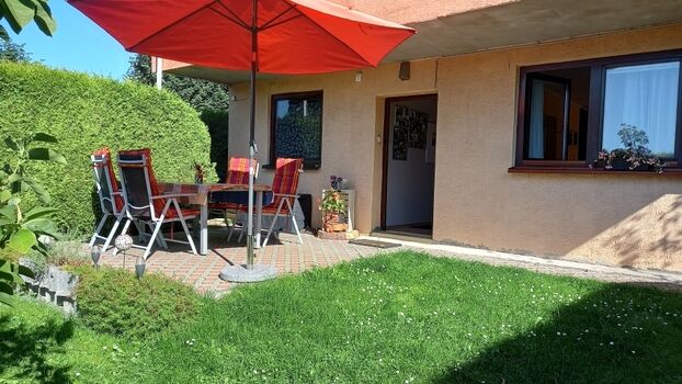 Terrasse und Eingang zur FeWo