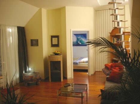 Wohnraum mit Blick in das Schlafzimmer