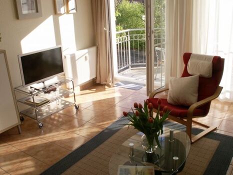 Wohnbereich mit Ausgang zum Balkon
