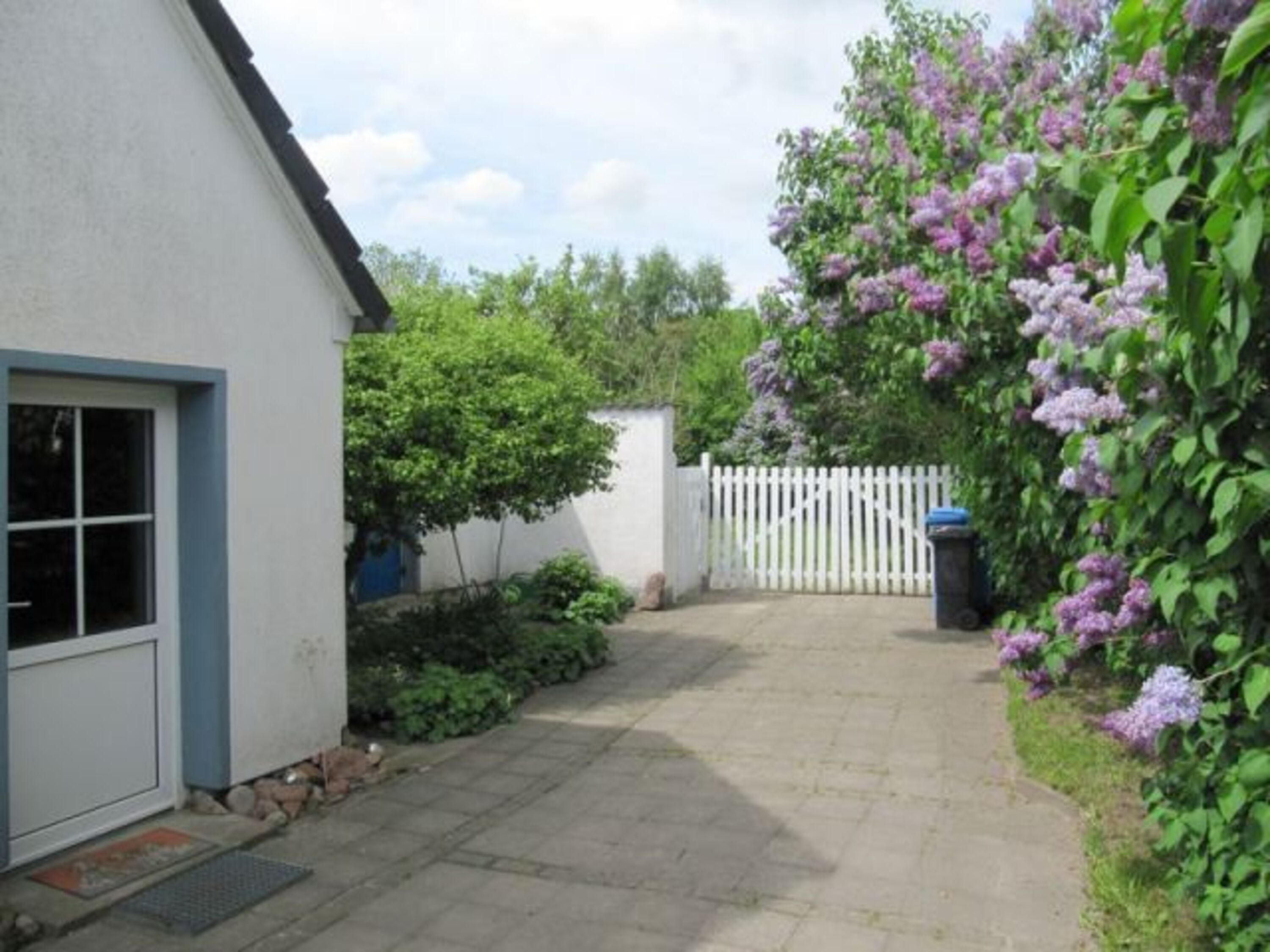 Hauseingang und Stellplatz für PKW