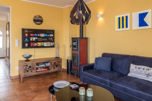 Wohnbereich mit Kamin und Smart TV