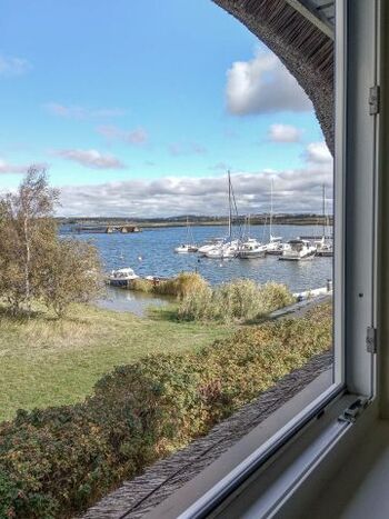 Blick aus Schlafzimmer 1 auf den Hafen