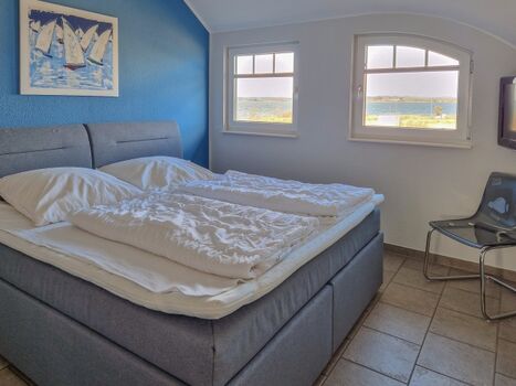 Schlafzimmer 1 mit Boxspringbett