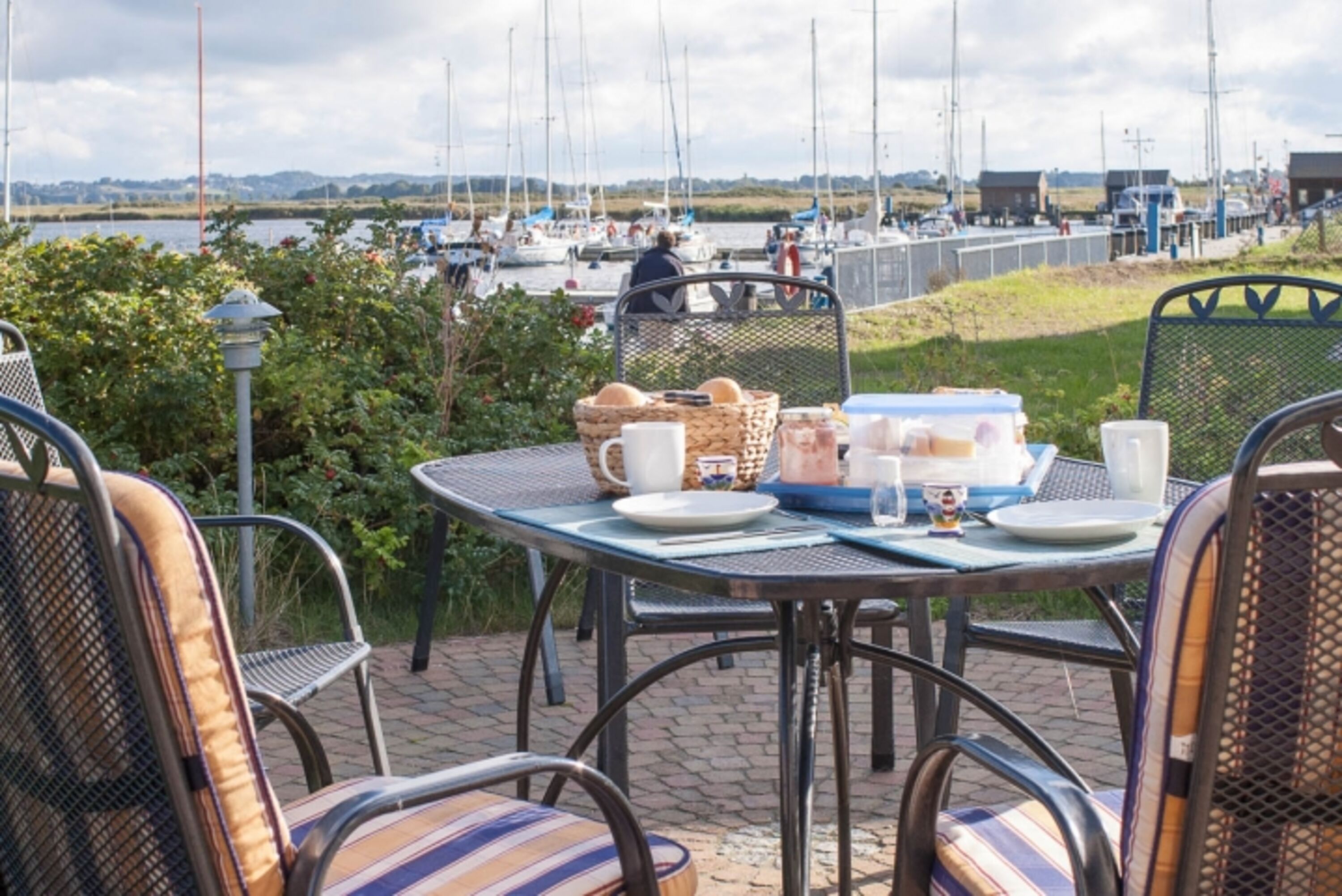 Auf der Terrasse mit Blick auf den Hafen