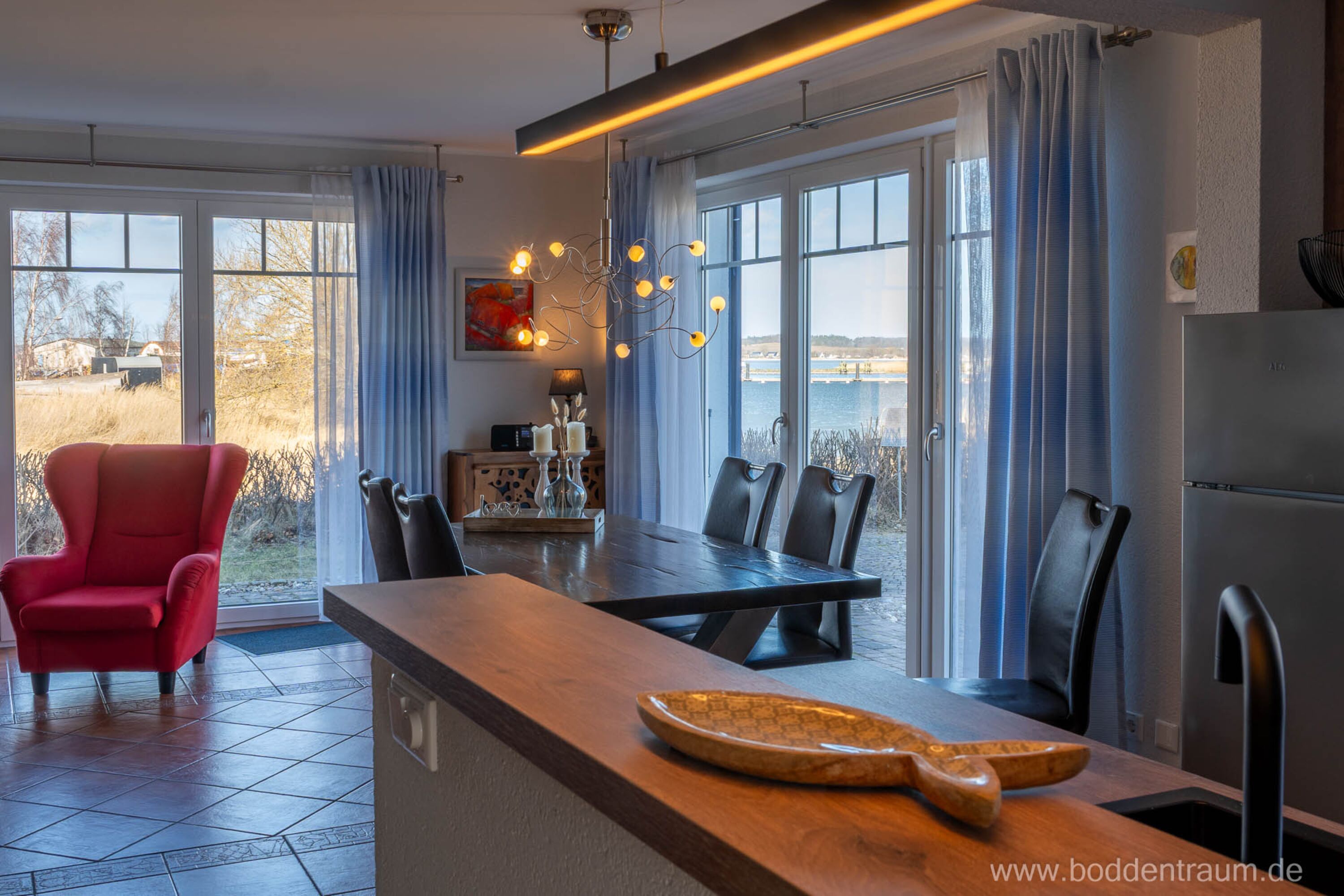 Aussicht aus Küche in Esszimmer und Hafen