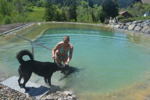 Sonja, Mika Mara testen den neuen Schwimmteich
