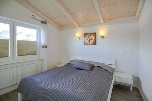 Ferienhaus Süderoog -  Schlafzimmer 1 mit Komfort-Doppelbett (180x200cm)