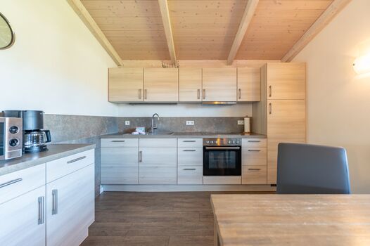 Ferienhaus Süderoog – Helle, voll ausgestattete Küche mit viel Stauraum