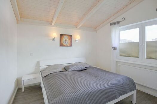 Ferienhaus Süderoog -  Schlafzimmer 2 mit Komfort-Doppelbett (180x200cm)