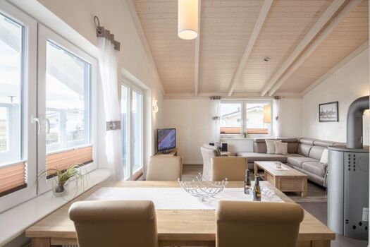 Ferienhaus Süderoog - Blick von der Küche in den gemütlichen Wohnbereich 