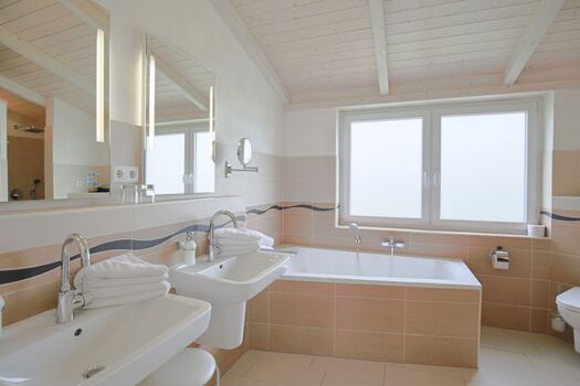 Ferienhaus Süderoog - Badezimmer mit allem Komfort