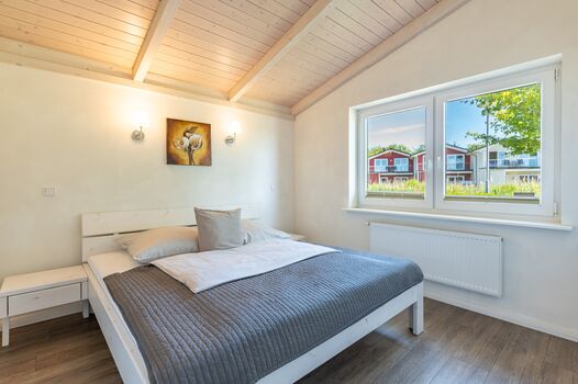 Ferienhaus Süderoog – Helles Schlafzimmer mit Doppelbett und schönem Ausblick