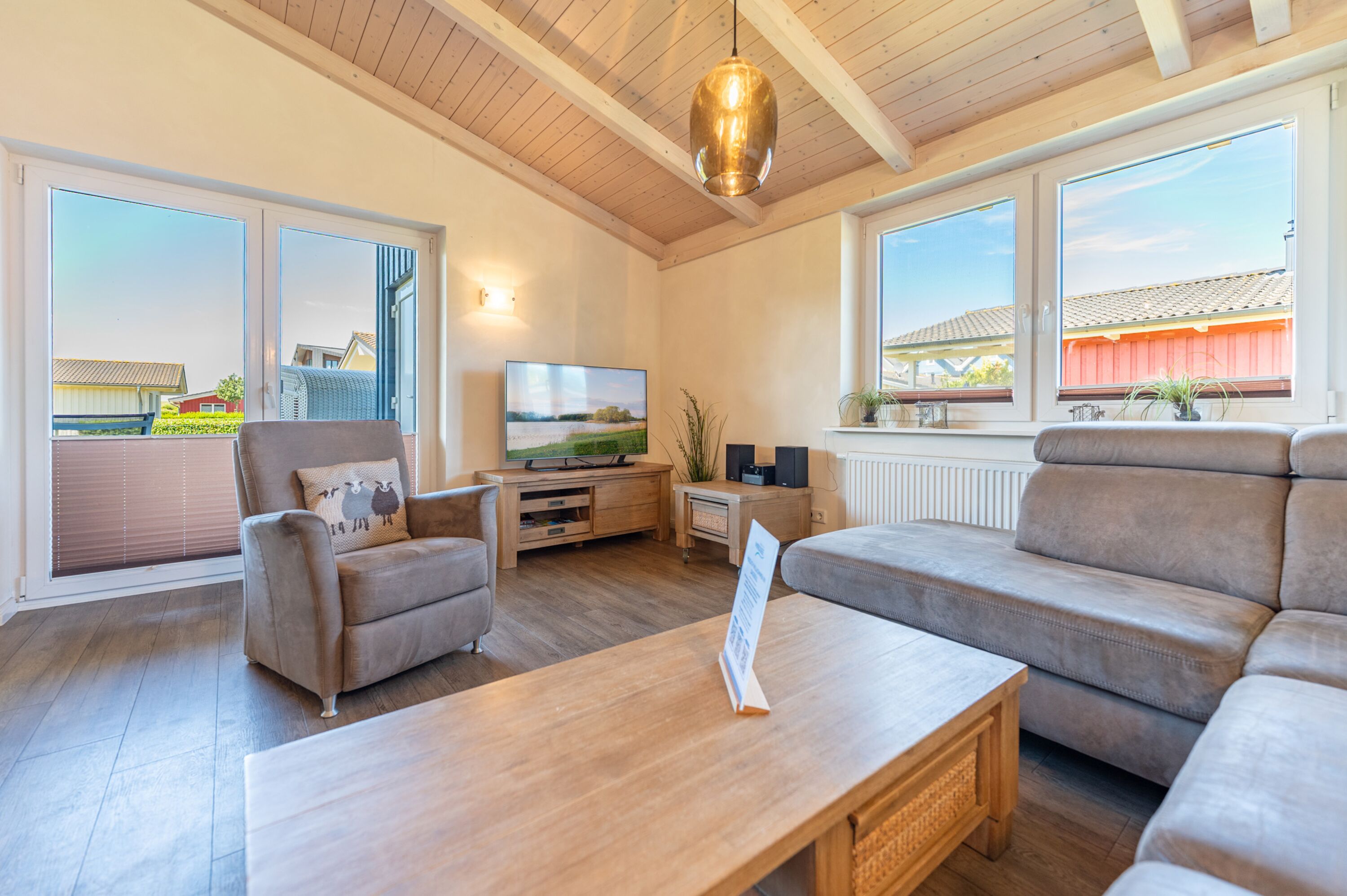 Ferienhaus Süderoog – Heller Wohnbereich mit gemütlicher Sitzecke und direktem Terrassenzugang