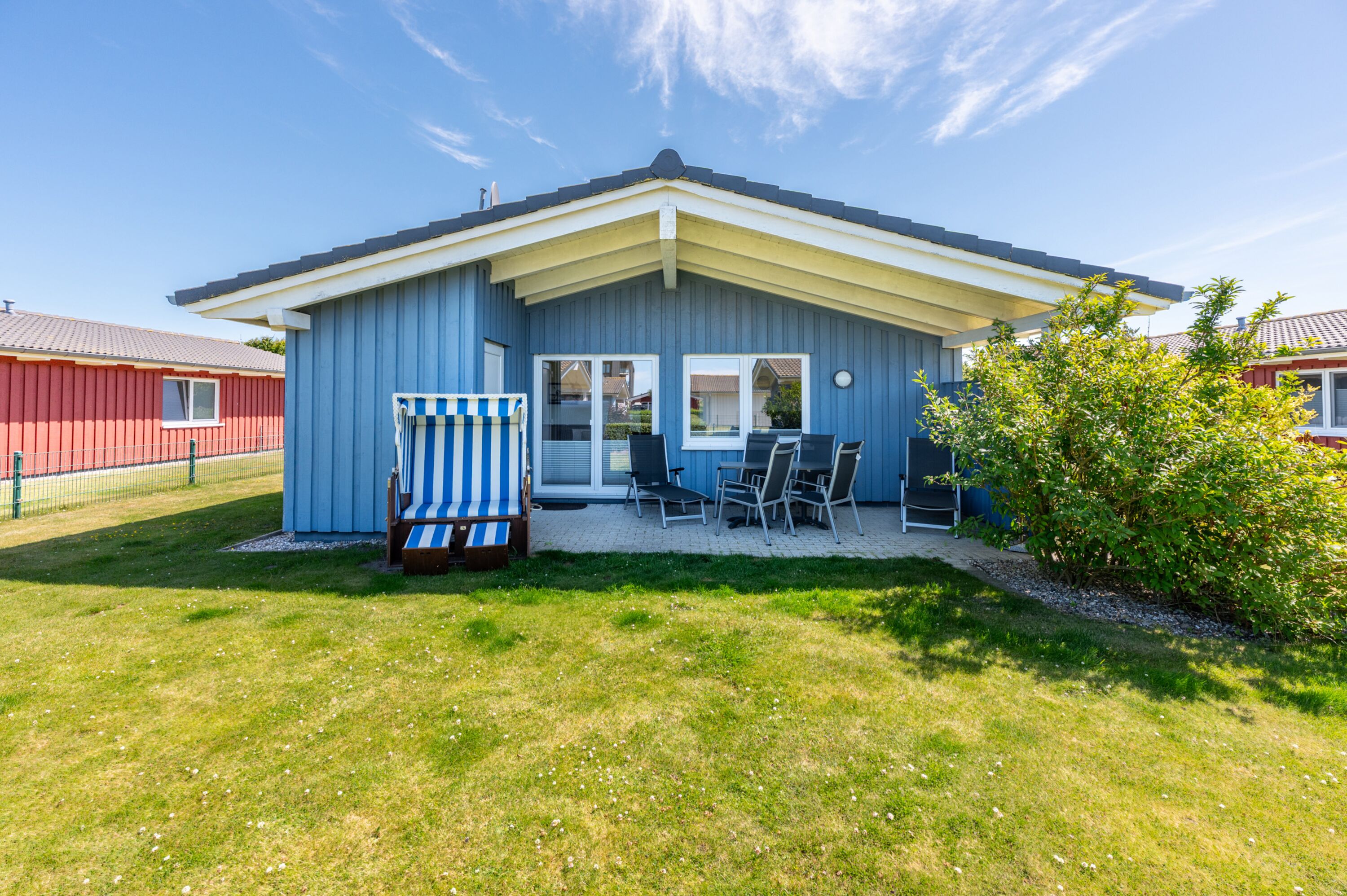 Ferienhaus Süderoog – Sonnige Terrasse mit Strandkorb und Gartenmöbeln