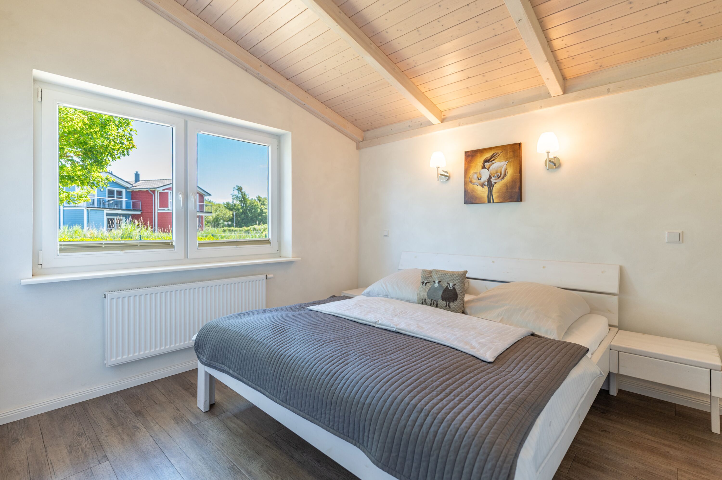 Ferienhaus Süderoog – Gemütliches Schlafzimmer mit Doppelbett und viel Tageslicht