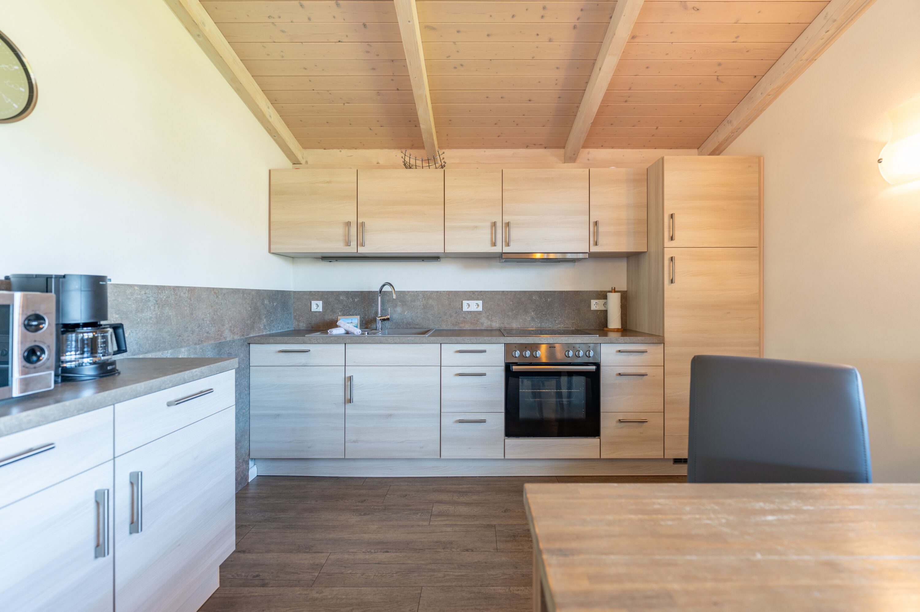 Ferienhaus Süderoog – Helle, voll ausgestattete Küche mit viel Stauraum