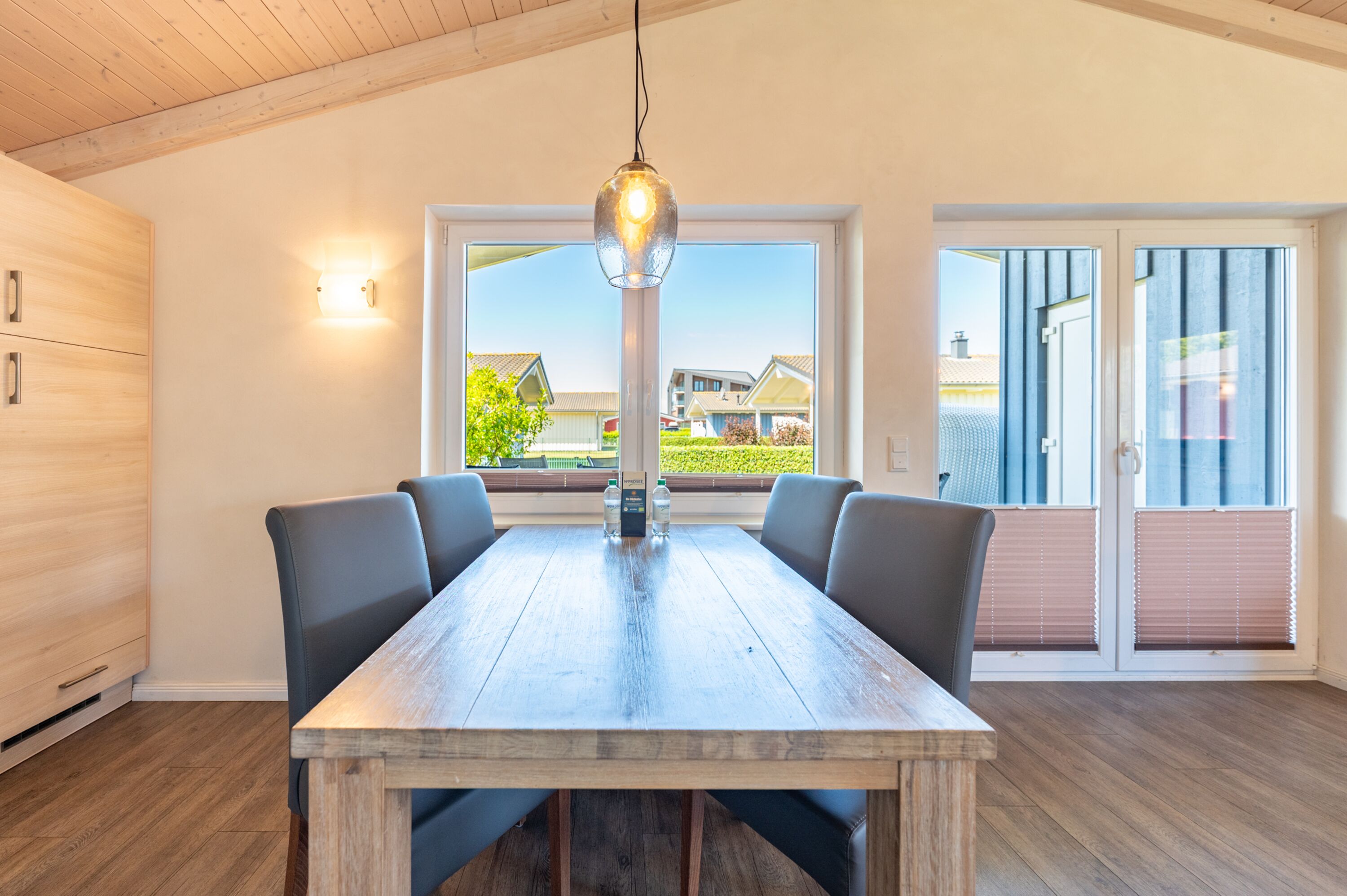 Ferienhaus Süderoog – Offener Küchen- und Essbereich mit moderner Ausstattung