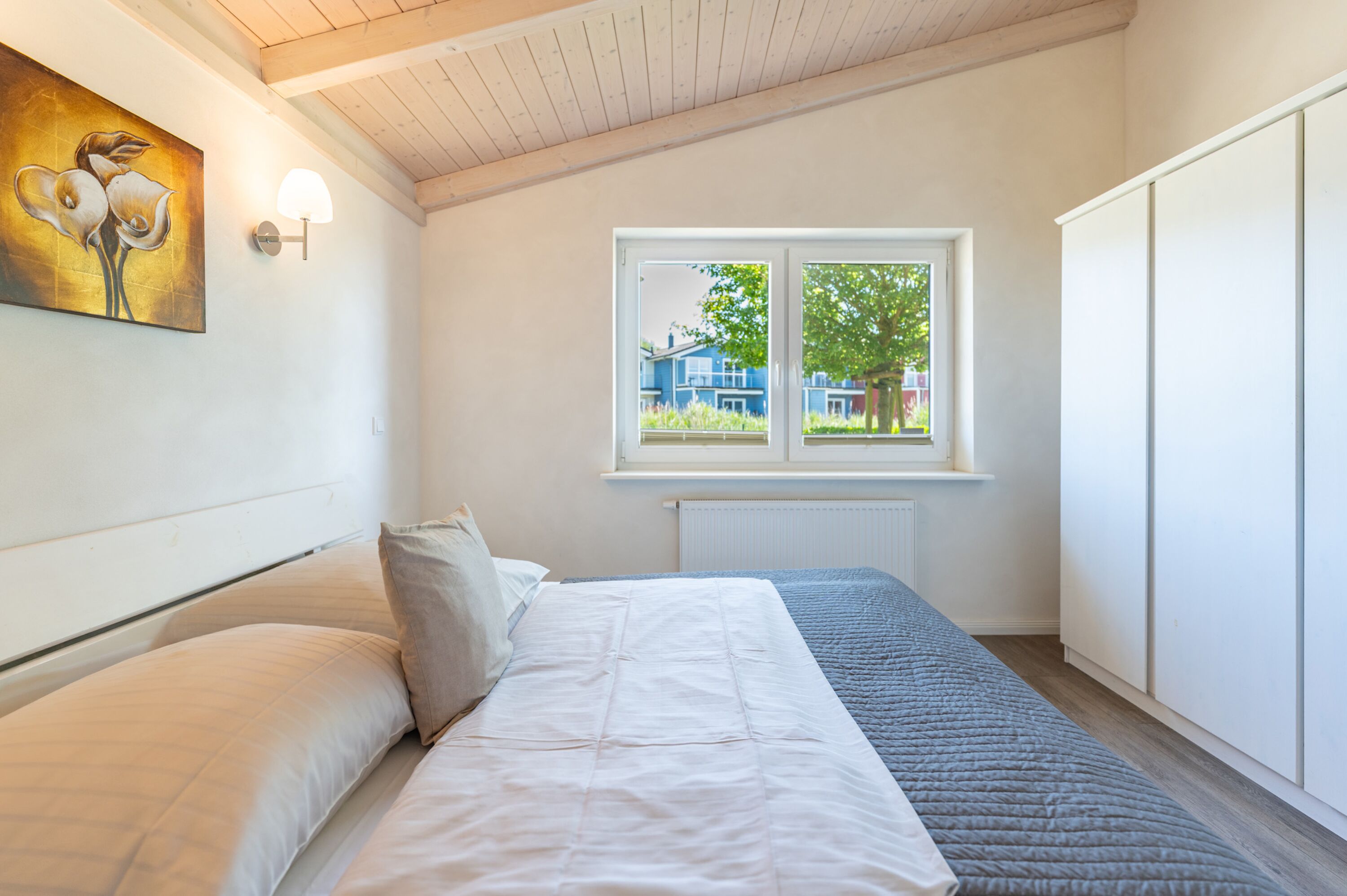 Ferienhaus Süderoog – Freundliches Schlafzimmer mit viel Stauraum