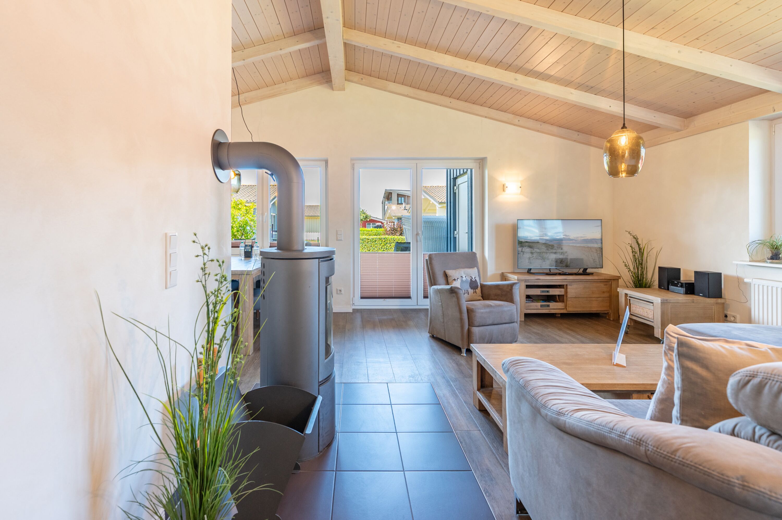 Ferienhaus Süderoog - offener Wohnbereich mit Kaminofen