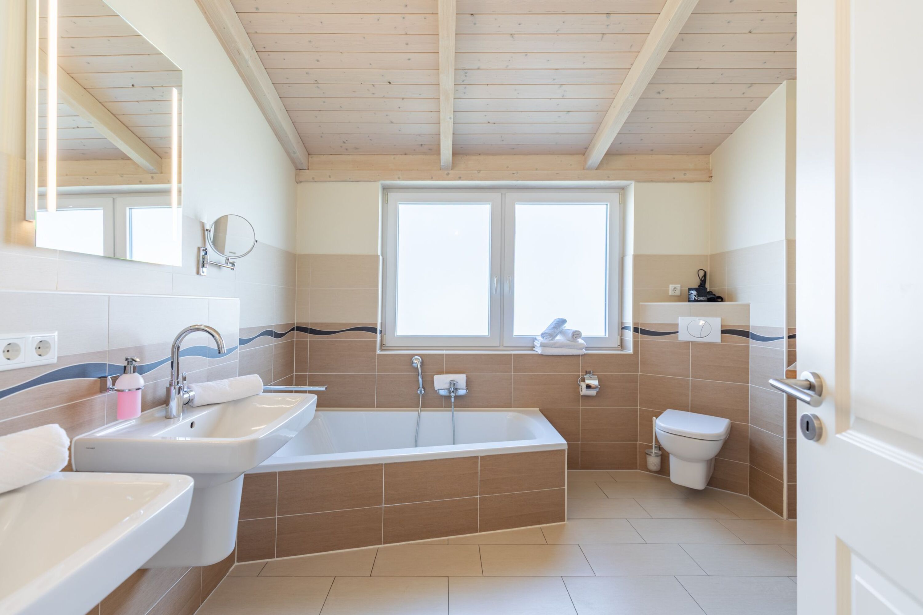 Ferienhaus Süderoog – Großzügiges Badezimmer mit Badewanne und zwei Waschbecken