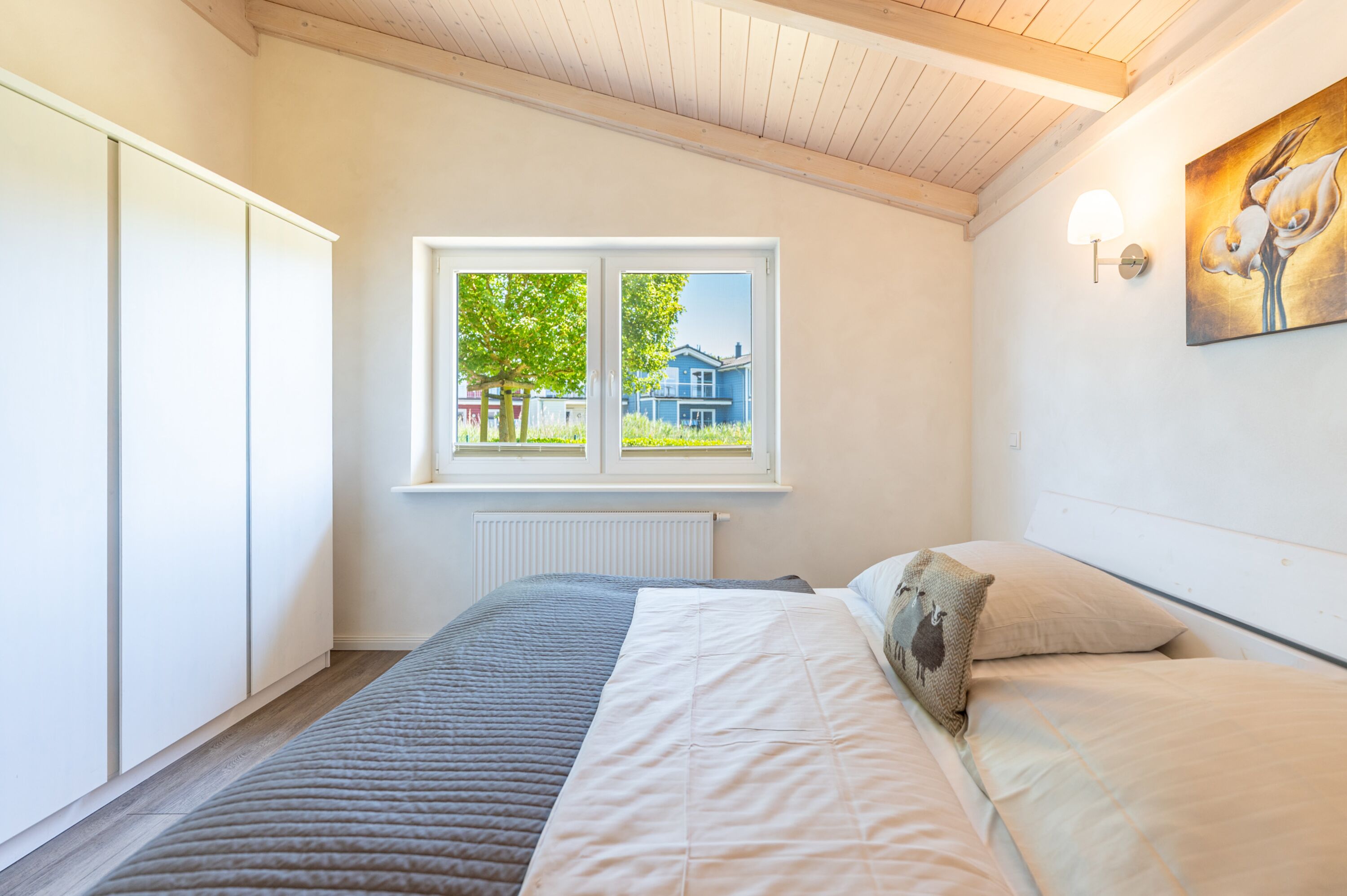 Ferienhaus Süderoog – Freundliches Schlafzimmer mit Doppelbett und Stauraum