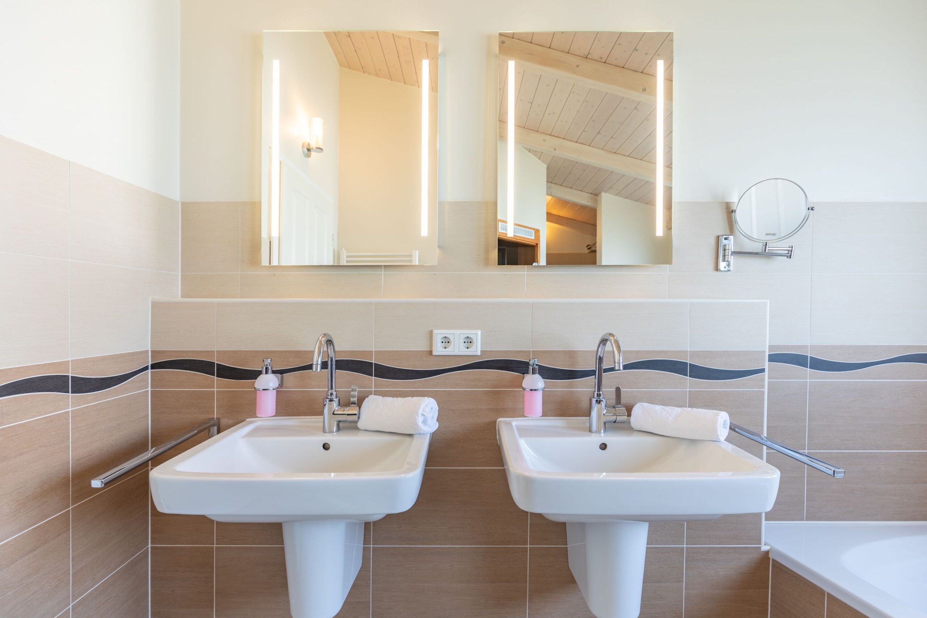 Ferienhaus Süderoog – Doppelwaschbecken mit beleuchteten Spiegeln