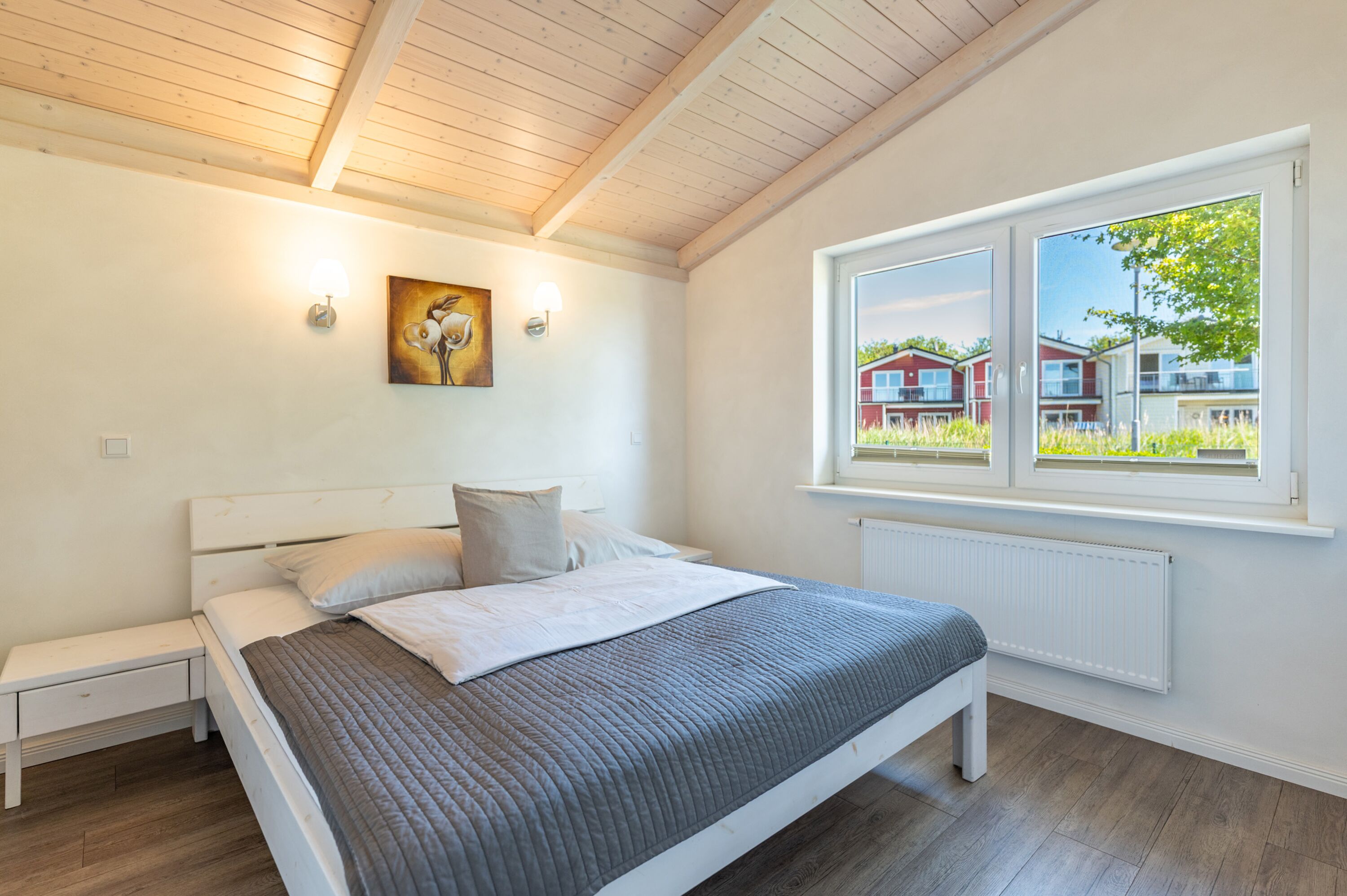 Ferienhaus Süderoog – Helles Schlafzimmer mit Doppelbett und schönem Ausblick