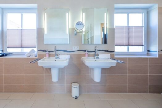 Großes Bad mit Badewanne 