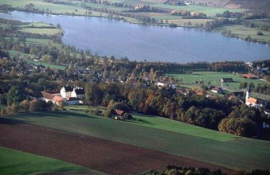 Luftbild See und Schloss