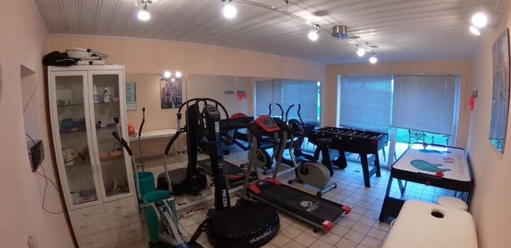 Fitnessraum und Massageraum