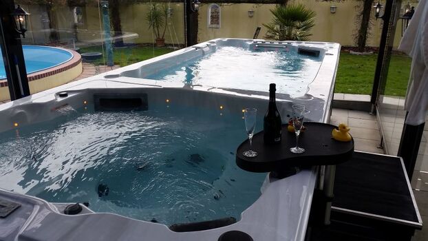 Außenwhirlpool mit Pool