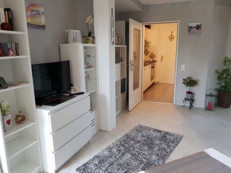 Wohnzimmer Blick in die Küche/Flur